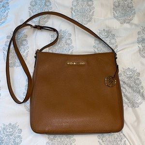 Michael Kors Large cross body bag. Tan. Pebbled leather. Gold accents. EUC🤩